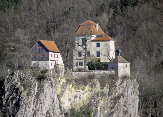 gegenüberliegendes Schloss Bronnen